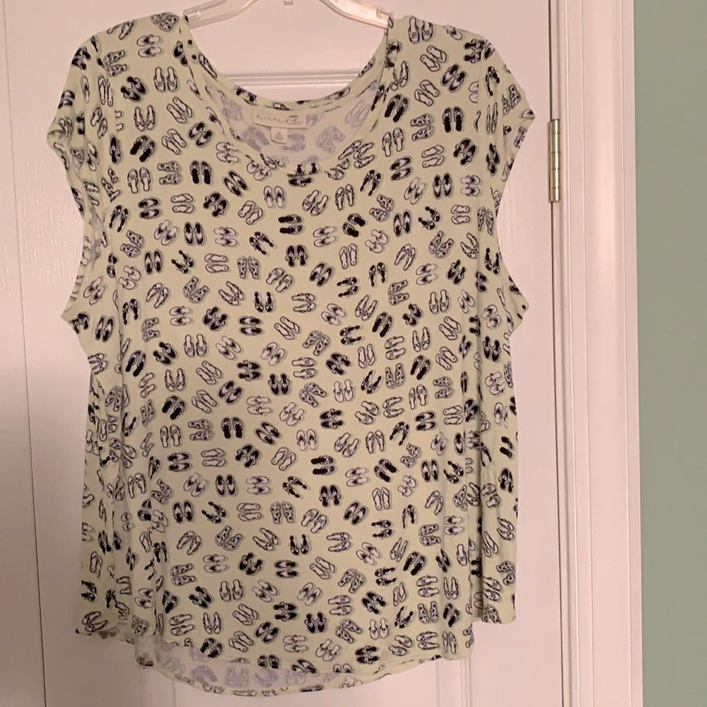 Emaline Woman cap sleeve top with flip flop print